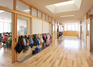 木材を使用した廊下と教室│酒田市立亀ヶ崎小学校